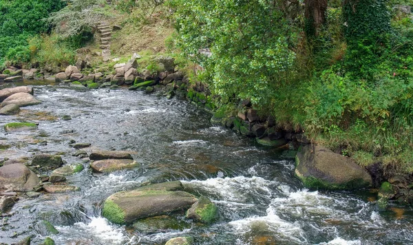 Rio Aven em Pont-Aven, na Bretanha — Fotografia de Stock