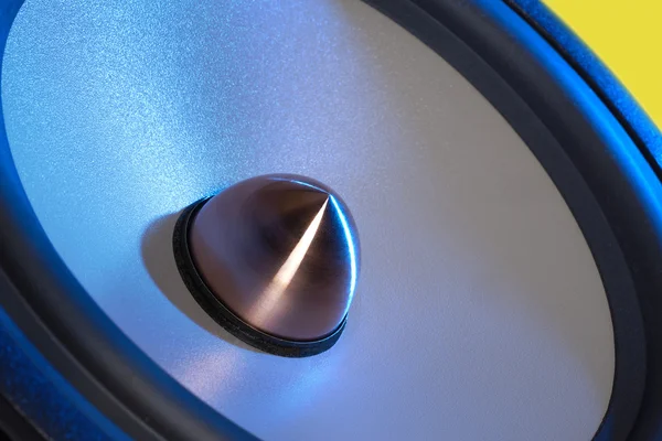 Modře osvětlené reproduktor detail — Stock fotografie
