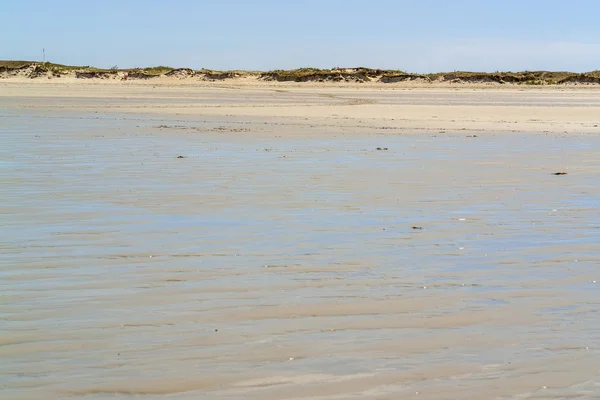 Zonnige strand in Bretagne — Stockfoto