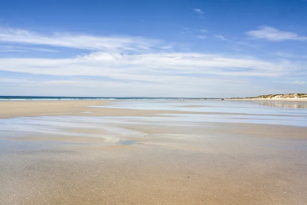 Zonnige strand in Bretagne — Stockfoto