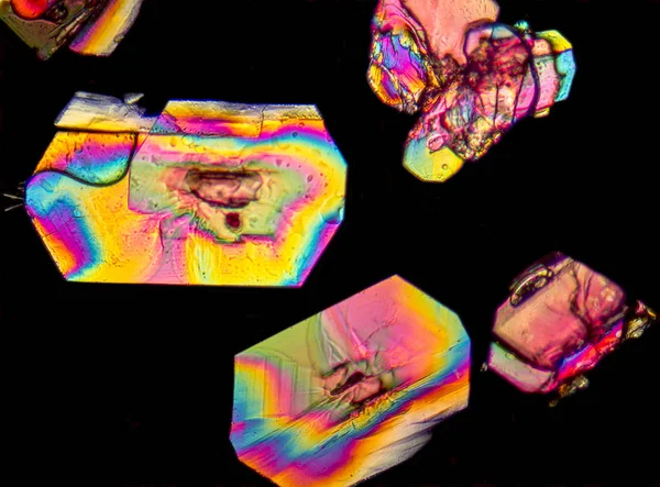 Mikroskopische Aufnahme mit bunten Mikrokristallen im polarisierten Licht — Stockfoto