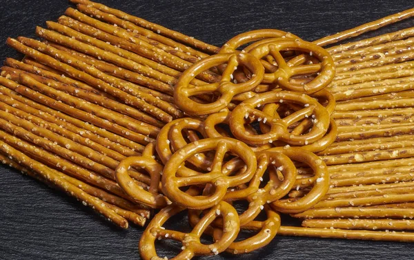 Palitos de sal e pretzels — Fotografia de Stock