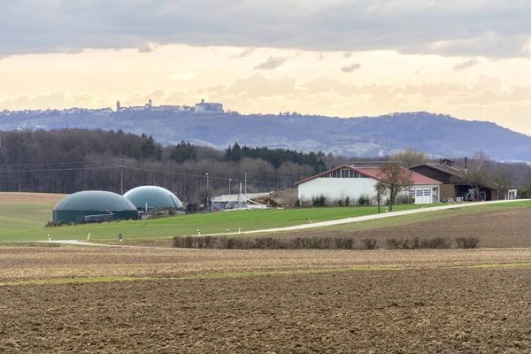 Ferme avec usine de biogaz — Photo