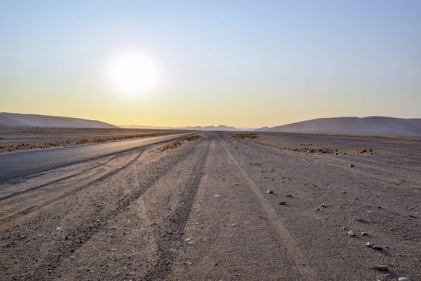 Chemin de terre en Namibie à l'heure du soir — Photo