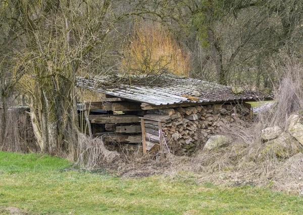 Сельскохозяйственные пейзажи, показывающие некоторые крытые древесины топлива в сельской местности — стоковое фото