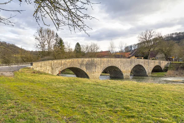 Puente de piedra en Oberregenbach en Hohenlohe — Foto de Stock