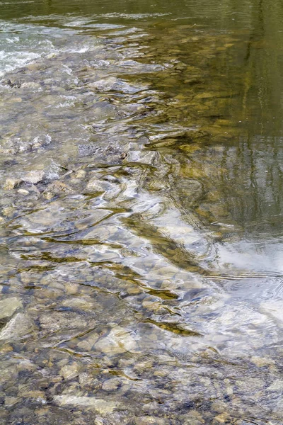 Primo piano dell'acqua che scorre — Foto Stock