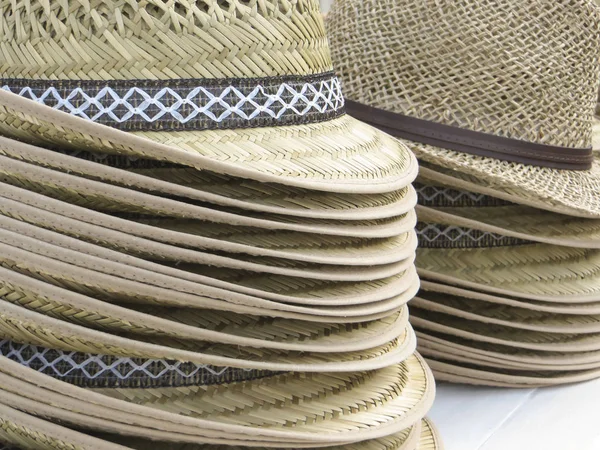 Багато солом'яних капелюхів — стокове фото