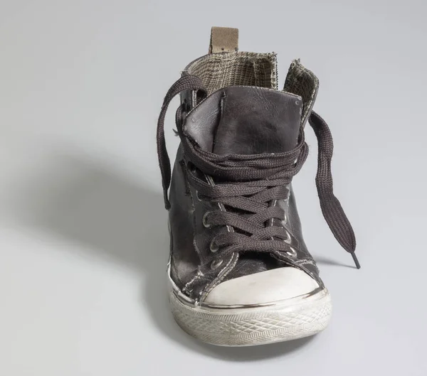 Eski yıkık spor ayakkabı — Stok fotoğraf