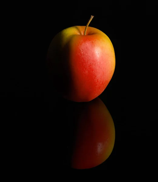 Taze kırmızı elma siyah yansıtıcı arka fotoğraf stüdyosu — Stok fotoğraf