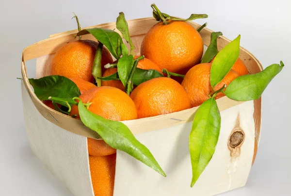 Appelsiner i trækasse - Stock-foto