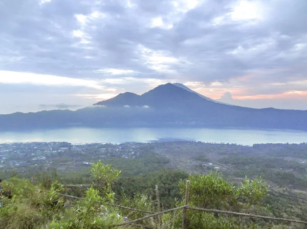 Monte Batur en Indonesia a la hora de la tarde —  Fotos de Stock