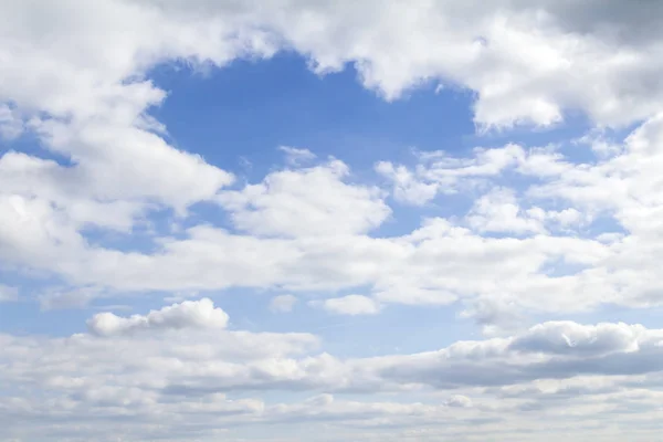 Přírodní ukazující sunny modré obloze nějaké mraky — Stock fotografie