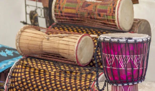 Olika afrikanska trummor — Stockfoto