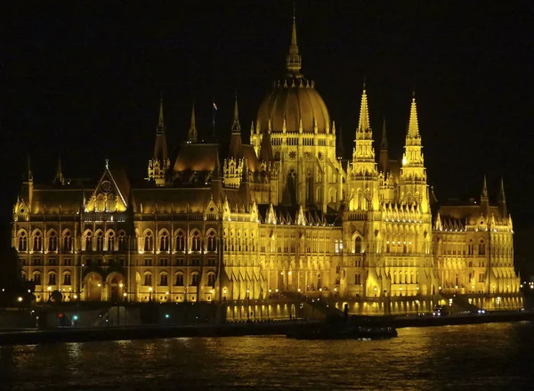 Nachtlandschaft in Budapest — Stockfoto
