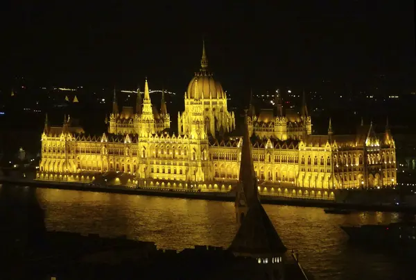 Noční scenérie v Budapešti — Stock fotografie