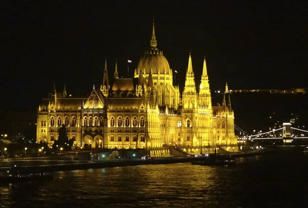 Natten landskap i Budapest — Stockfoto