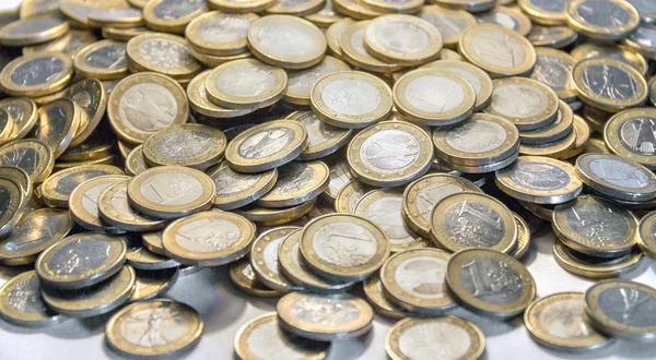 Beaucoup de pièces en euros — Photo