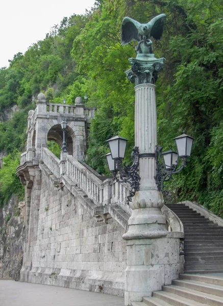 Γλυπτική και σκάλες σε Βουδαπέστη — Φωτογραφία Αρχείου
