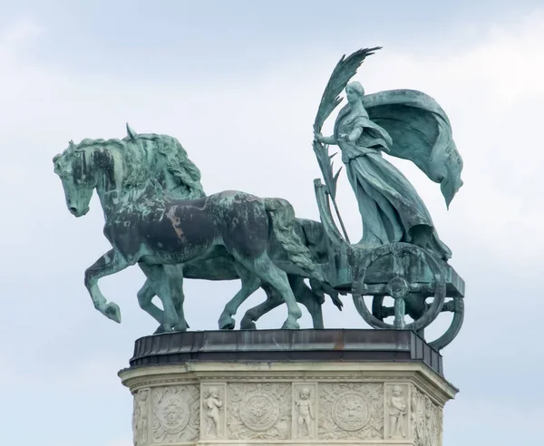 Скульптура на площади Героев — стоковое фото