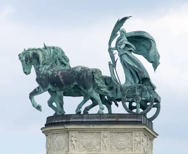 Sculpture sur la place des héros — Photo