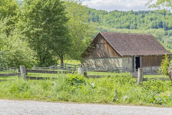 Wiejskie krajobrazy ze stodołą — Zdjęcie stockowe