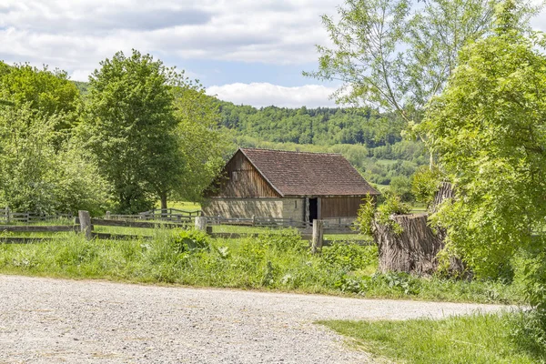 Paisagem rural com celeiro — Fotografia de Stock