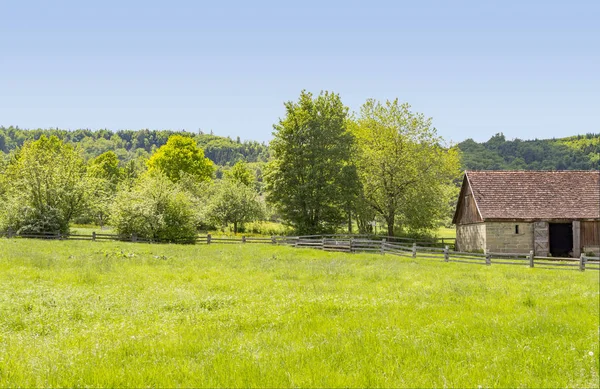 Paisagem rural com celeiro — Fotografia de Stock