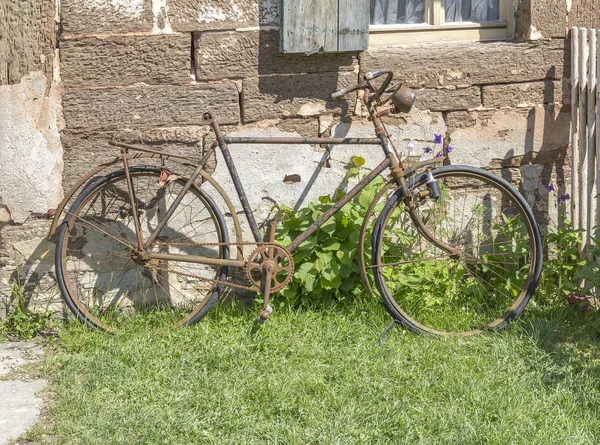 Façade de maison délabrée et vélo pourri dans une ambiance ensoleillée — Photo