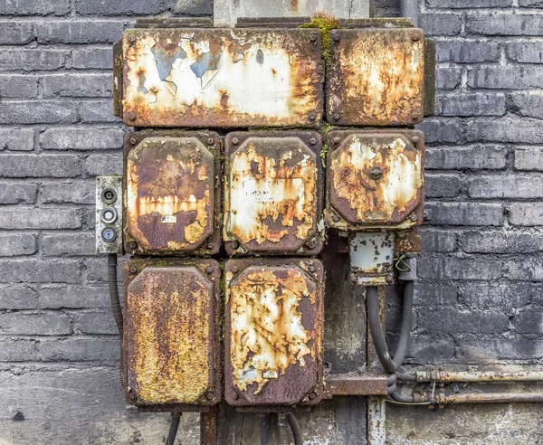 Armário de controle industrial enferrujado — Fotografia de Stock