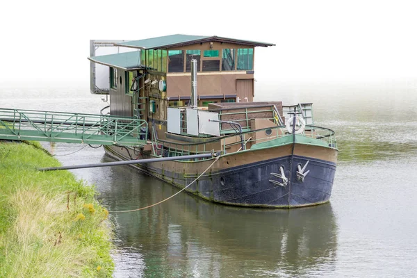 Anchoring house boat — Stock Photo, Image