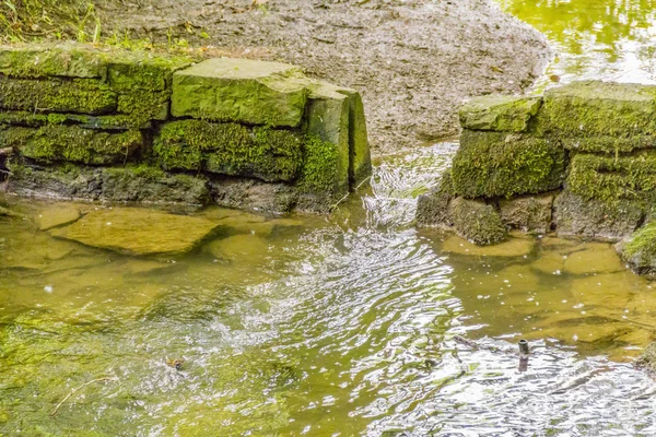 Oude stenen muur met tussenruimte — Stockfoto