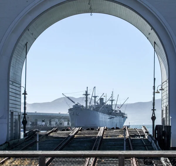 Porta e navio do porto velho — Fotografia de Stock