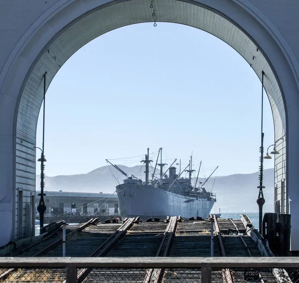 Old Port Gate and ship — Stock Photo, Image