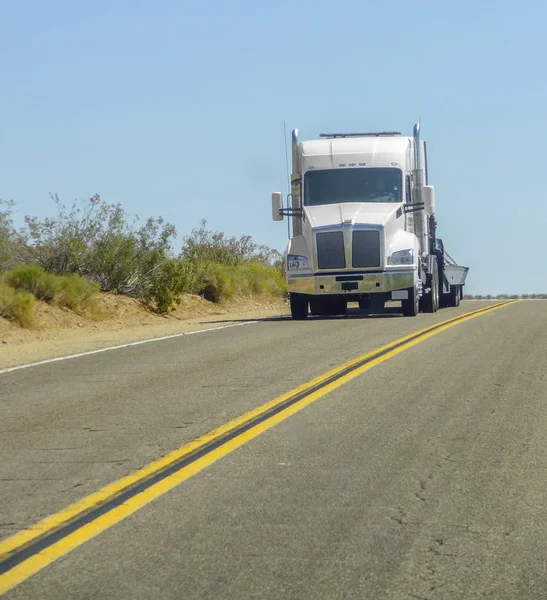 Camión en la carretera — Foto de Stock