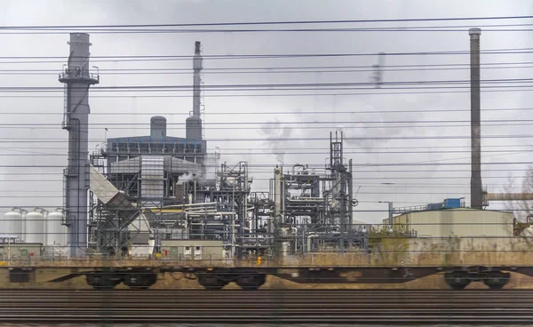 Paesaggio industriale lungo la strada — Foto Stock