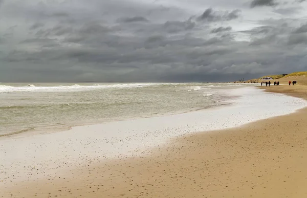 Cenário de praia costeira tempestuosa — Fotografia de Stock