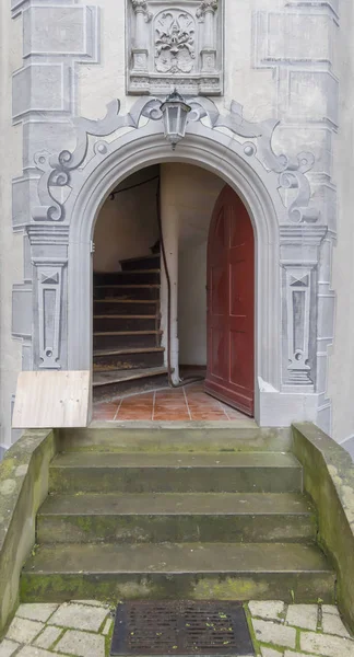 Historischer, geschmückter Eingang — Stockfoto
