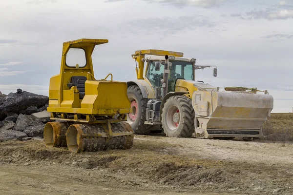 Cargador y rodillo de carretera en una obra de construcción —  Fotos de Stock