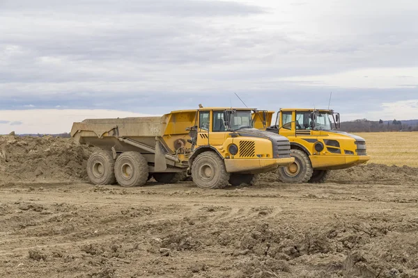 Camiones volquete en una obra de construcción — Foto de Stock