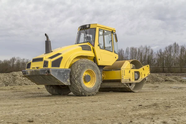 Rouleau de route sur un chantier de construction — Photo