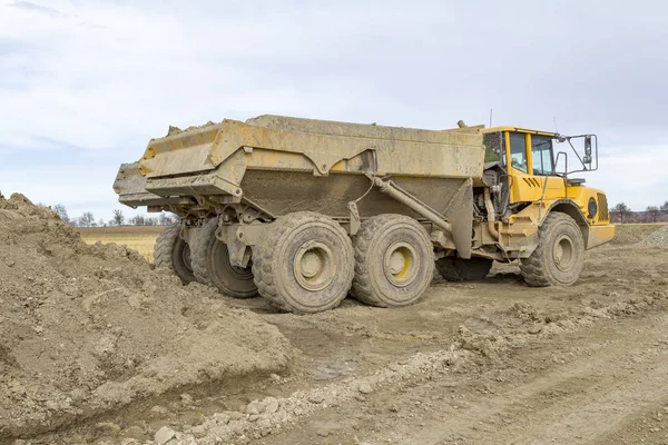 Bir inşaat sahasında Damperli kamyonlar — Stok fotoğraf