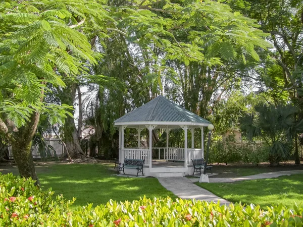 Zonnige park landschap met pavillon — Stockfoto