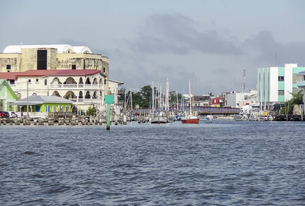 Krajobraz nad wodą w mieście Belize City — Zdjęcie stockowe