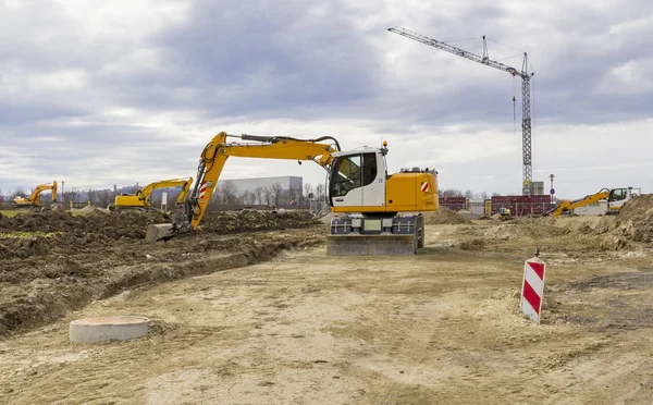 Escavadeira em um canteiro de obras — Fotografia de Stock