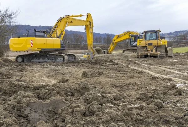 Excavadora en un sitio de construcción — Foto de Stock