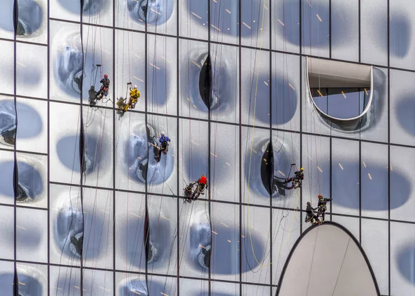 Elbphilharmonie 'deki pencere temizleyicileri. — Stok fotoğraf