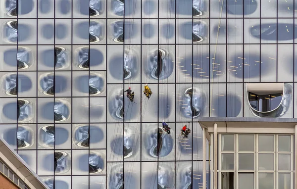 Window cleaners at the Elbphilharmonie — Stock Photo, Image