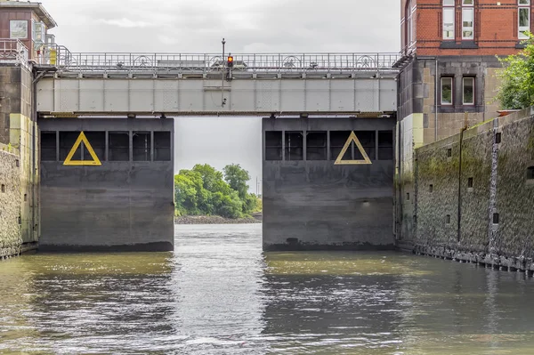 Sluice around Port of Hamburg — Stock Photo, Image