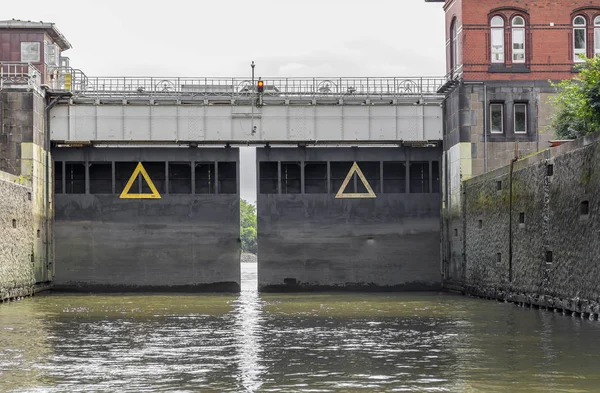 Slussning runt Hamburgs hamn — Stockfoto